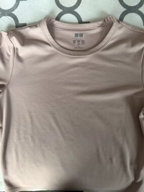Uniqlo Women's Crew Neck long sleeves crop top.